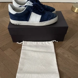 Valentino flycrew - Hej säljer mina valentino flycrew i använt skick, mockan är fortfarande väldigt fin men lite slitage på sulan och tyvärr några nitar borta, går dock lätt att fixa hos skomakare!!