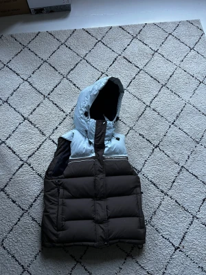 Vintage Peak performance väst  - Riktigt fin peak performance väst i storlek M. Den är i dina skick och man kan ta av luvan om man vill också. 