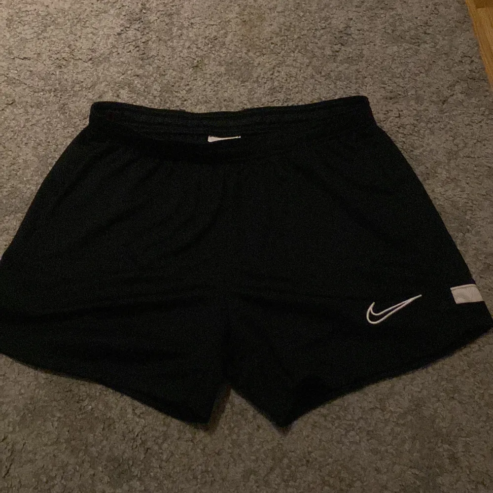 Svarta Nike shorts som aldrig är använda💓. Shorts.