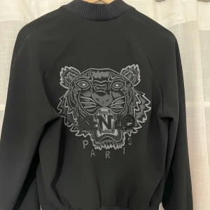 Kenzo jacka  - I nyskick, som ny. 