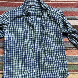 Banana Republic skjorta - Fin vintage banana republic skjorta. Varsamt använd! Bra skick! Trevlig allround skjorta! Pris prutbart!