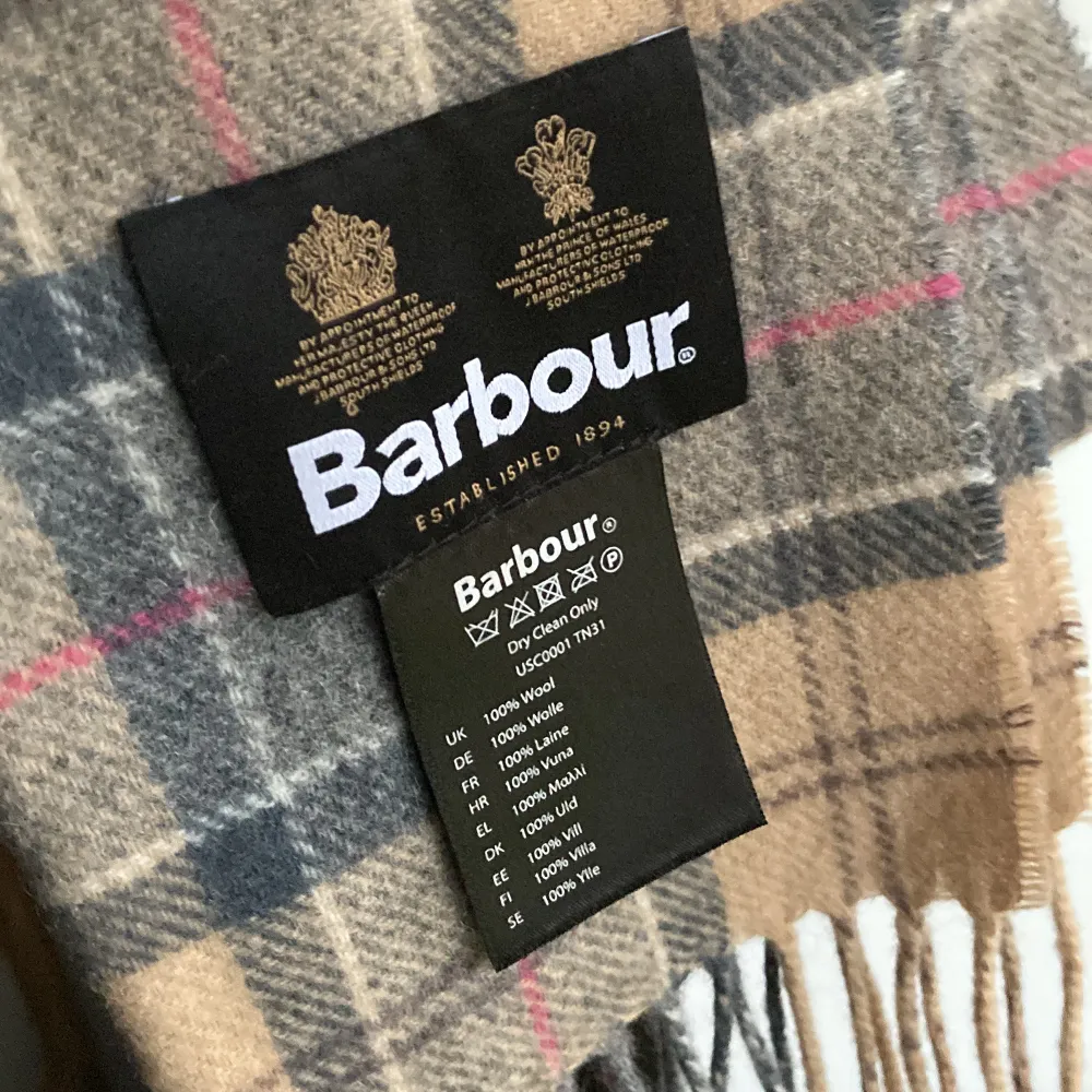 Tja! Säljer nu min halsduk från Barbour då den inte kommer till användning. Skick 8,5-10 lite använd och i toppskick . Accessoarer.
