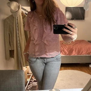 Rosa volangblus - Söt rosa blus med volanger och mönster💓🐆(står ej vart blusen kommer ifrån!)