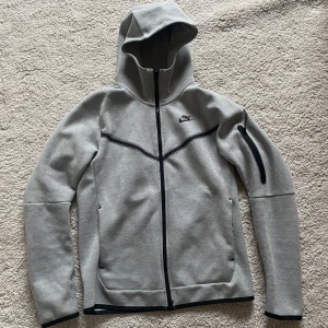 Nike tech - mycket fint skick inga kända skador. pris kan diskuteras vid smidig affär 