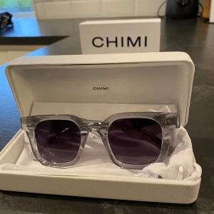 Chimi 04 - Jag säljer ett par chimi 04 solglasögon. Näst intill oanvända. Kvitto finns. Nypris 1250kr
