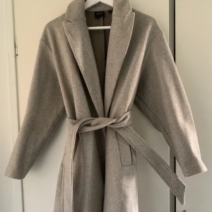 Vero Moda kappa  - Nu säljer jag denna kappa,då den aldrig kommit till användning. Köpte den förra vintern 