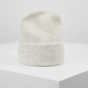 Samsoe samsoe mössa - Väldigt sparsamt använd. Nypris 479 kr. Ljusgrå/vit melange färg. Supermjuk och varm, men tyckte inte den passade på mig så säljer därav.