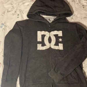Dc hoodie - Snygg hoodie från Dc!! Lite sliten längst ner vid armarna, stor för att vara s.  kan tyvärr inte posta nu eftersom jag är bortrest!!!