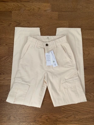 Beiga cargo byxor - Helt nya cargo byxor från stradivarius, aldrig använda.  Midjemått: 62 Innerben: 80