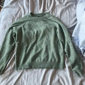 Säljer nu en superfin grön stickad tröja ifrån vero Moda! Säljer pga att jag aldrig använt den. Köpt går på plick och tröjan ör i superfint skick. Den är i strlk M men sitter mer som en S💞