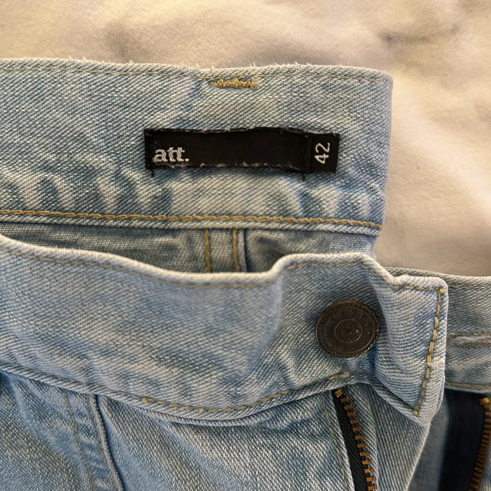 Midwaist jeans från märket att. Stl 42 men skulle säga att dom är lite små i storleken. Bara att skriva ifall ni har några frågor!💕. Jeans & Byxor.