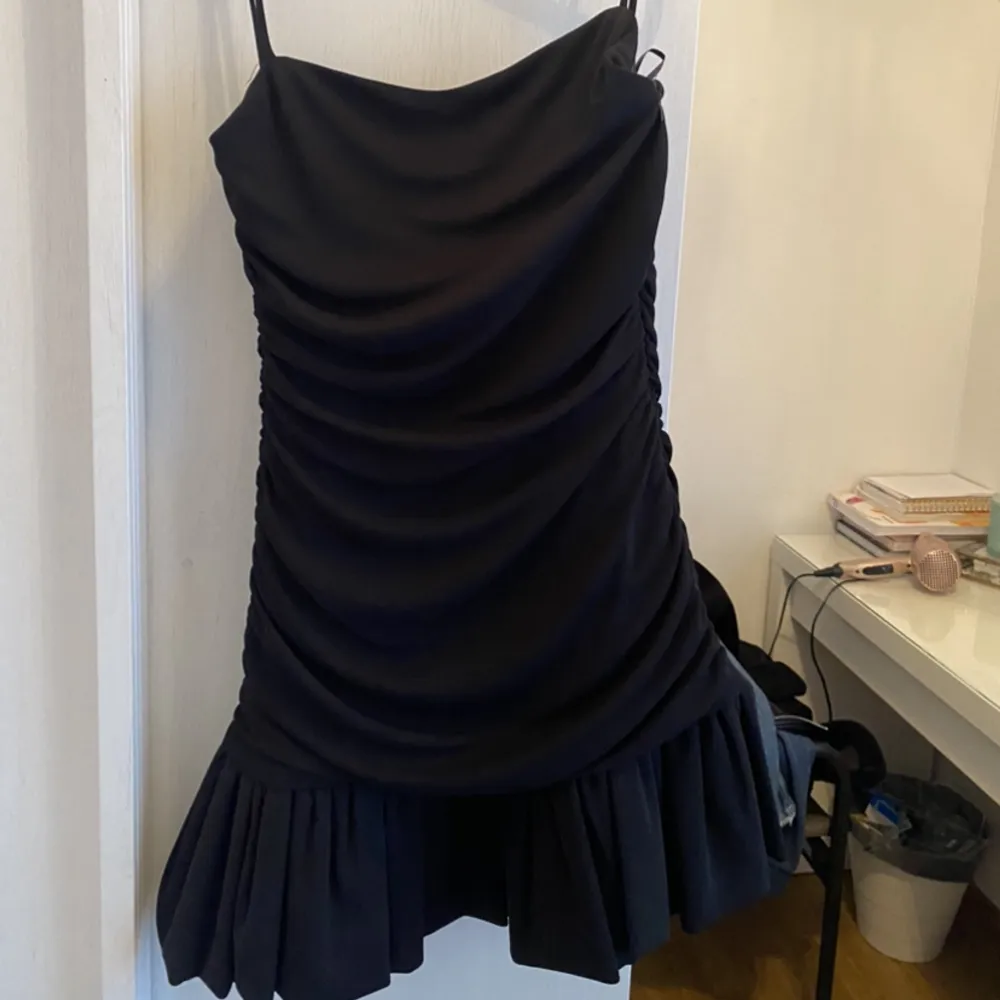 Skit snygg klänning från zara som inte har kommit till någon användning, endast testad. Originalpris 599kr. Pris kan diskuteras vid snabb affär.💓. Klänningar.