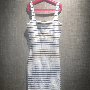 Klänning | Primark - En jättefin randig tajt klänning från Primark i storlek 36, alltså Small. Den är lite nopprig! Ränderna på klänningen är mörkblåa inte svarta!  Skriv privat för mer bilder och info