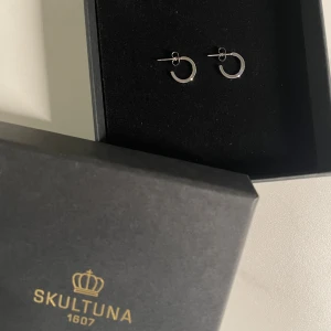 Örhängen  - Skultuna örhängen, aldrig använda 🩶