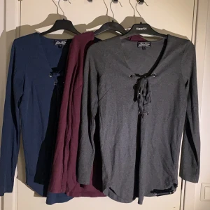 Snörad tröja  - Snörad tröja som finns i tre olika färger. Storlek L men passar mig som är S/M. Stretchigt material.  En för 50kr alla för 120kr