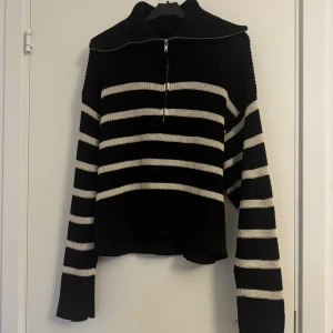 Stickad tröja - En stickad tröja från Monki i storlek M. Dragkedjan går att dra upp hela vägen.