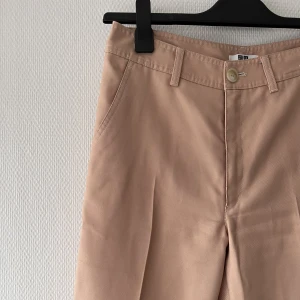 Uniqlo kostymbyxor.  - Små skavanker i benen som inte syns när man bär dem. Sitter mycket fint!