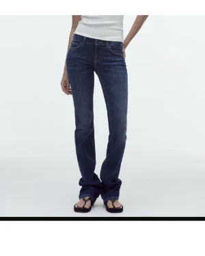Zara low waist bootcut jeans  - Lågmidjade jeans från zara💗 Inte använda speciellt mycket men har några slitningar längst ned då de är för långa för mig och jag gått på dem