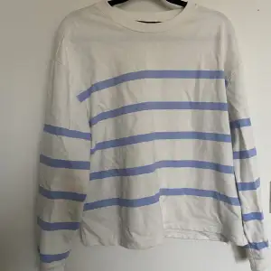 Säljer denna vita tröja med blå ränder ifrån lager 157. Använt skick men inga fel på den. Säljer då den varken är min stil eller storlek. 💗