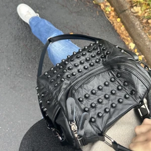 Enkel mellan stor väska☺️ - En enkel mellan stor väska med nitar, får plats med mycket, kan skickad mer bilder!