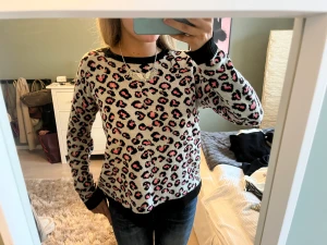 Stickad tröja  - Jätte snygg leopard tröja! Jätte bra skick!💞