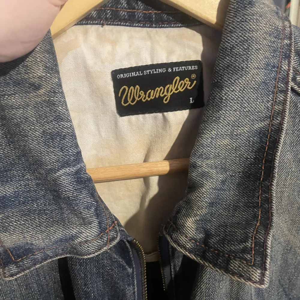 Vintage jeansjacka storlek L med dragkedja och snygg tvätt samt andra coola detaljer. Jackor.