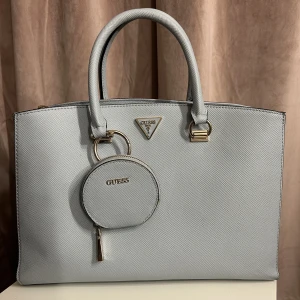 GUESS VÄSKA  - så himla fin färg och massa bra fack! Använt ett få tal gånger. Skriv till mig efter flera bilder❤️❤️köpte den för typ 1700