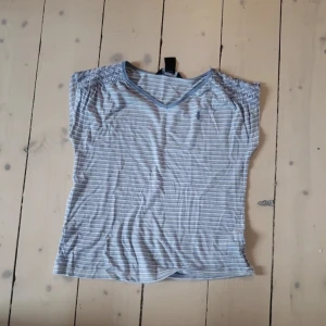 Ralph Lauren tshirt  - En ljus blå ralph lauren t-shirt för 8-10 år men passar en med storlek 155