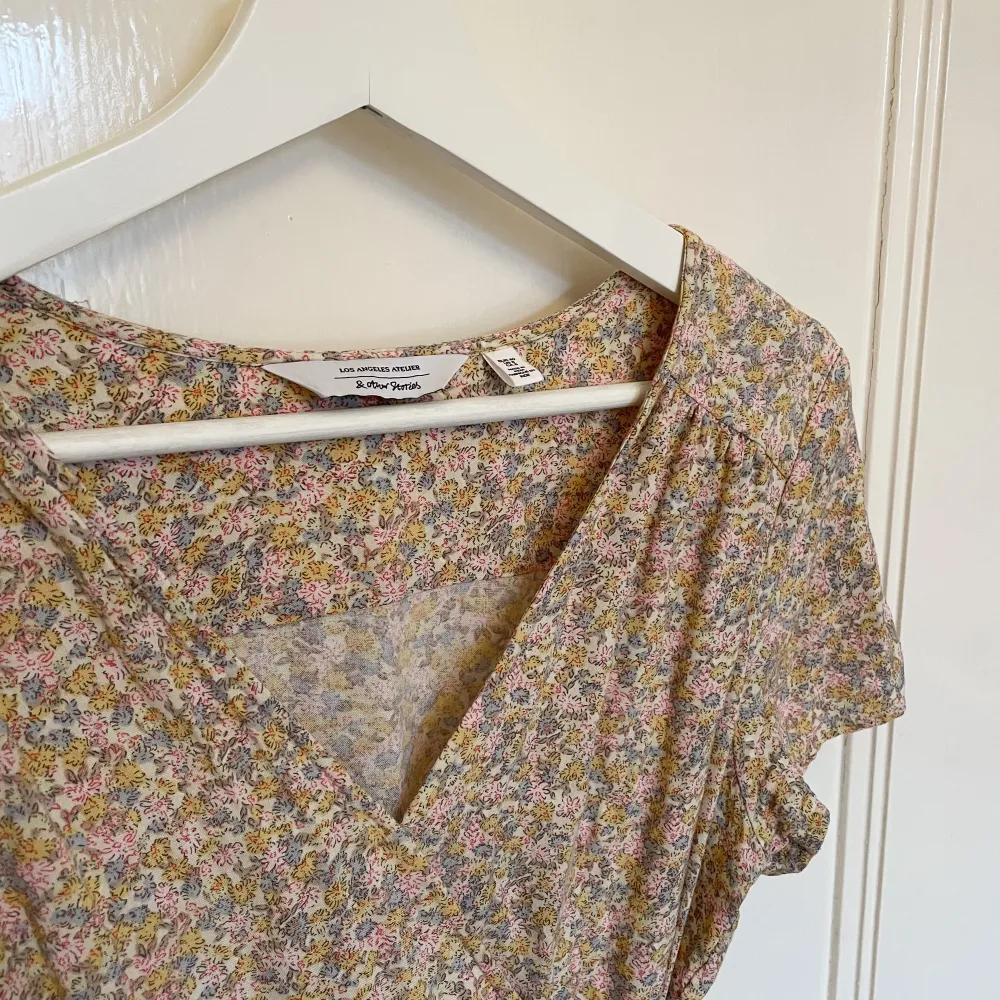 Söt floral wrap dress från & other stories 💐Den är märkt som storlek 40 men den är lite liten i storleken så hade sagt den är mer som 38!💗. Klänningar.