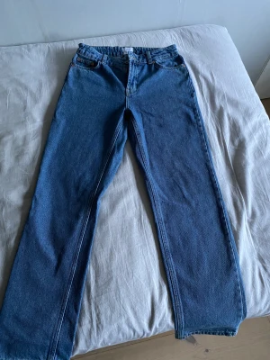 Grunt jeans  - Helt oanvända från kidsbrandstore för 550 kr ”street loose mid blue” Storlek ~28/30 Fråga om ni undrar något🤝
