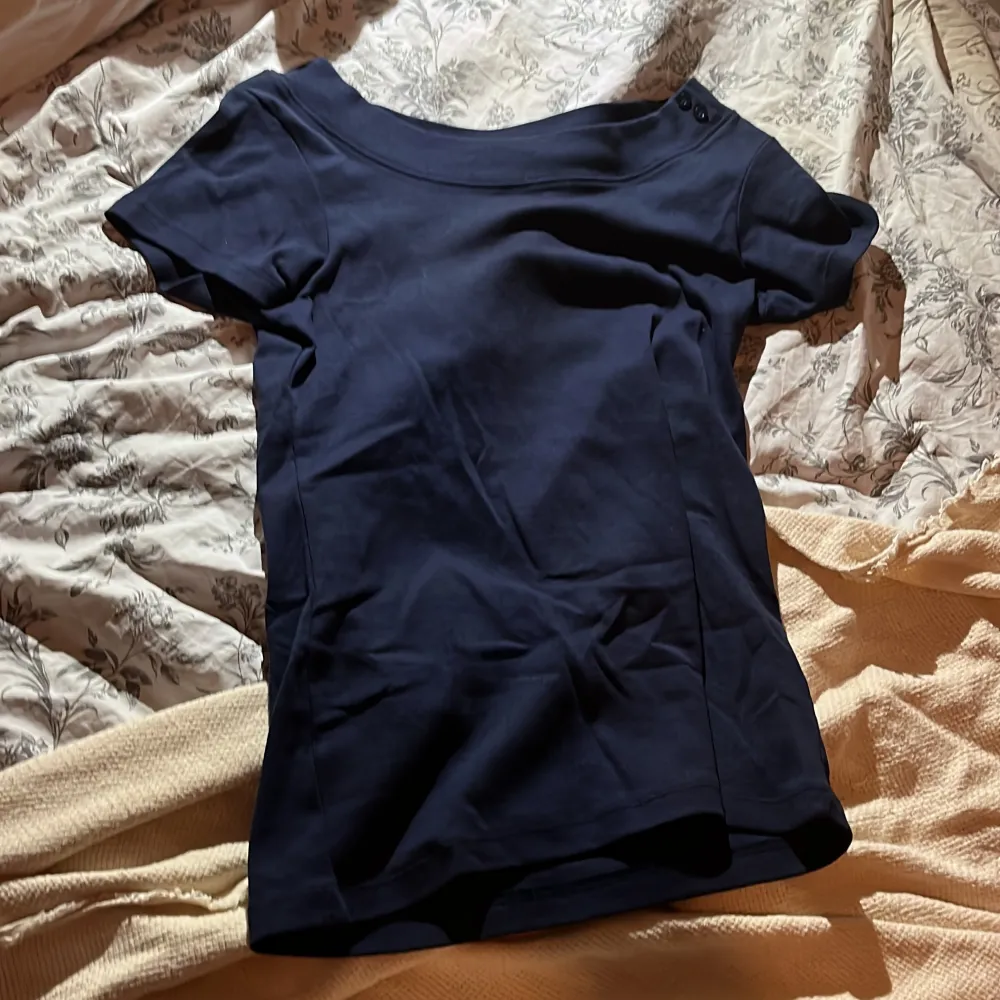 Säljer denna fina tröja pga aldrig använder den, den är använd en gång! 100% bomull och är i superbra skick!❤️. T-shirts.