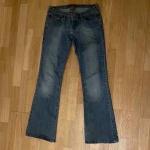 Lågmidjade bootcut jeans, de är lite slitna längst ner men inget man tänker på. 💙