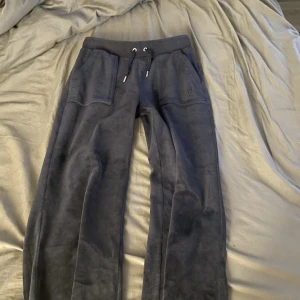 Juicy couture byxor - Säljer mina mörkblåa juicy couture byxor i storlek xs då de inte kommer till användning längre. Det är inga fel på dom. Pris kan diskuteras.