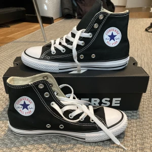 Converse - Säljer dessa Converse i nyskick nypris 800!💗