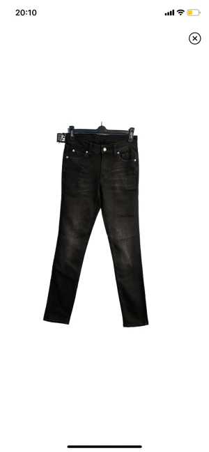 Svarta ”slitna” Cheap Monday Jeans - Aldrig använd. Medium Rise Slim Fit, storlek W29 L32.  Se mer info på bild 3!