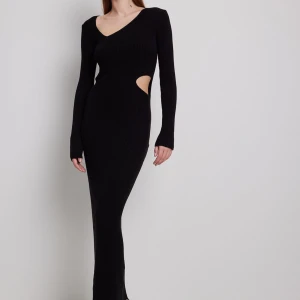 Stickad maxiklänning med utskurna partier - Säljer denna snygga klänning då den inte kommer till någon användning. Endast använd en gång så den är som ny. Väldigt skön!!😊Köpt för 499 kr.