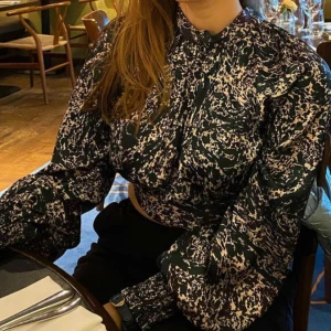 Zara blus grön  - Zara blus från förra året i en grön färg. Fin knytning i nacken och lite öppen i ryggen. Samt lite kroppad! Säljer pga för liten för mig tyvärr! ( Andra bilden är lånad ) använd Max 2 ggr 🤗köpt för 399