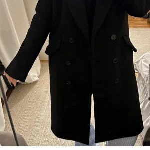 SVARTA KAPPA - svarta kappa från hm med superfin passform, passar xs/s beroende på hur man vill att den ska sitta 