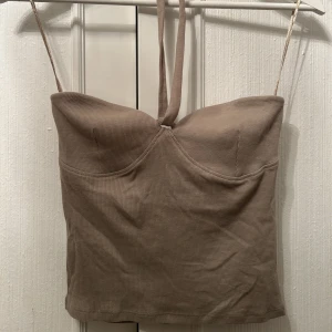 Beige bandeautopp med halterneckdesign - Jättefin topp som aldrig kommit till användning!! 