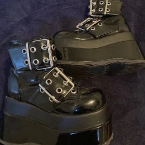 Bear-104 - Säljer mina demonia bear- 104 i storlek womens7. Jag har storlek womens 8. Har storlek 38,5 och de psssar!  Jag har använd dom några enstaka gånger så om man kollar nära kan man se några enstaka skrapsår. Dom kommer i skoboxsen. Skriv om ni vill veta mer⭐️