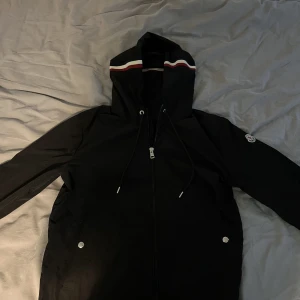 Moncler Giubbotto - Säljer nu denna jättefräscha moncler windbreaker i storlek 2 vilket motsvarar M. Använd varsamt nu under hösten och är därför i jättebra skick. Pris kan diskuteras vid snabb affär!