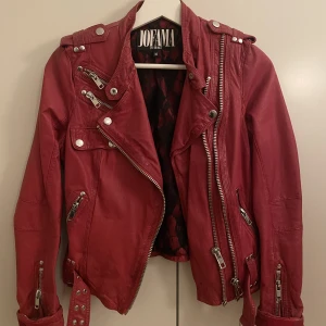 Skinnjacka  - Äkta skinnjacka från Jofama by Kenza, stl: 34  Använd en gång, säljes pga fel storlek   Nypris: 2700:- -frakt tillkommer 