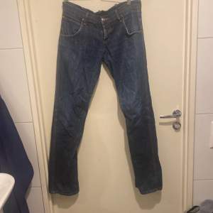 Ett par fina bootcut wrangler jeans med långa ben och låg midja