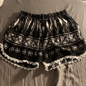 Mjukis shorts  - Ett par jätte sköna mjukis shorts med en spetts kant längst ner. Knappt använda och säljer Pg av att jag nt använder dom. 