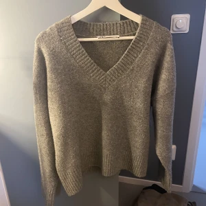 Zara stickad tröja  - Grå stickad tröja från zara. Hål i kragen vid bak och framsida därav priset💗Passar perfekt nu till hösten tex. en myströja. FRI FRAKT NU!
