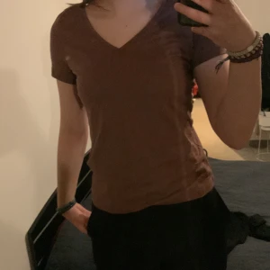 T-shirt  - Säljer denna nya T-shirten då jag aldrig använder den, köpte för 150 o säljer nu för 50,🤍 skriv för mer info🫶🏻