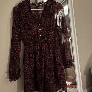 Zara klänning - Säljer denna fina klänningen från zara i superbra skick! Använd 1 gång och säljer pga att den är för kort för mig som är 169 cm lång! Köparen står för frakt 