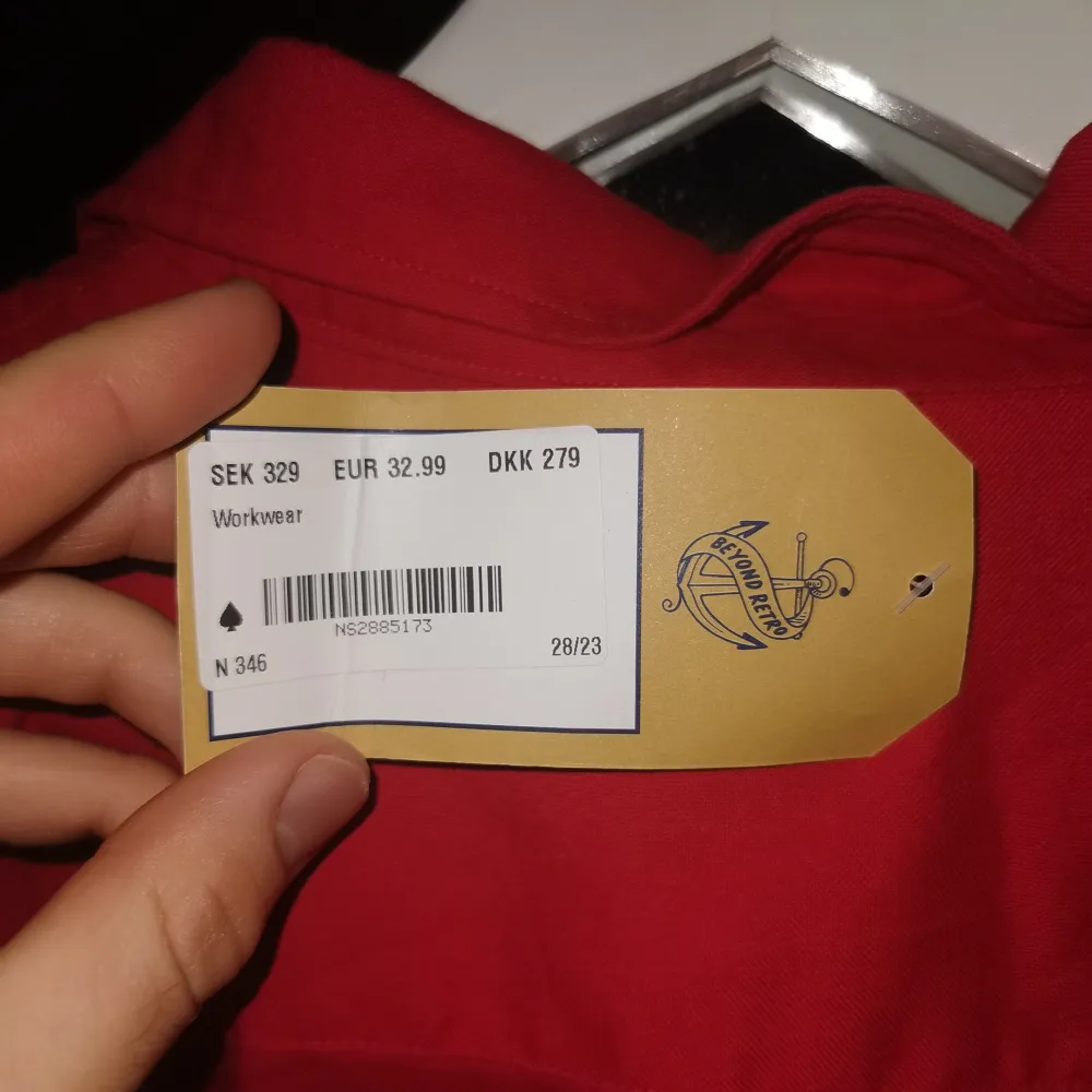 Röd Ralph Lauren Skjorta, prislappen är kvar. Osäker på storleken eftersom det endast står 16 ½, enligt mina mått är axelbredden ca 49 cm och längden 69 enligt mig översätts det till Large. Skriv till mig vid övriga frågor eller liknande. . Skjortor.