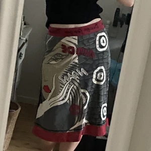 Mönstrad kjol - Så snygg och unik kjol från Lulu H Paris.  Sitter lågmidjat på mig. 