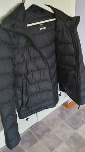 Adidas jacka - Fin svart jacka, stl xs